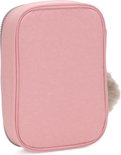 Achterkant van een roze Kipling pennenetui met pluizige sleutelhanger aan de zijkant.