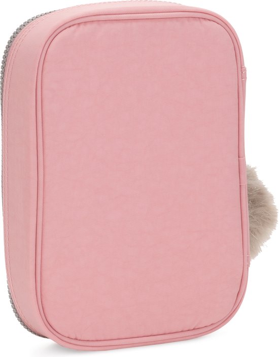 Achterkant van een roze Kipling pennenetui met pluizige sleutelhanger aan de zijkant.