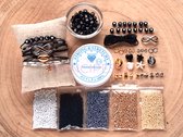Zelf sieraden maken kralen pakket - Armbandjes - 2mm kraal met letterkralen, connector en gekleurd elastiek - Zwart, goud, zilver, wit - Kinderen en volwassenen - DIY