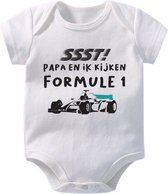 Hospitrix Baby Rompertje met Tekst "SSST! Papa en ik kijken Formule 1" R6 | 0-3 maanden | Korte Mouw | Cadeau voor Zwangerschap | Bekendmaking | Aankondiging | Aanstaande Moeder |