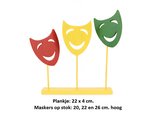 Decoratie plank met 3 maskers op stok hout - carnaval rood geel groen raam decoratie festival optocht thema feest
