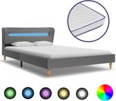 Decoways - Bed met LED en traagschuim matras stof lichtgrijs 120x200 cm