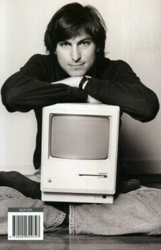 Steve Jobs met zijn armen over een Macintosh computer.