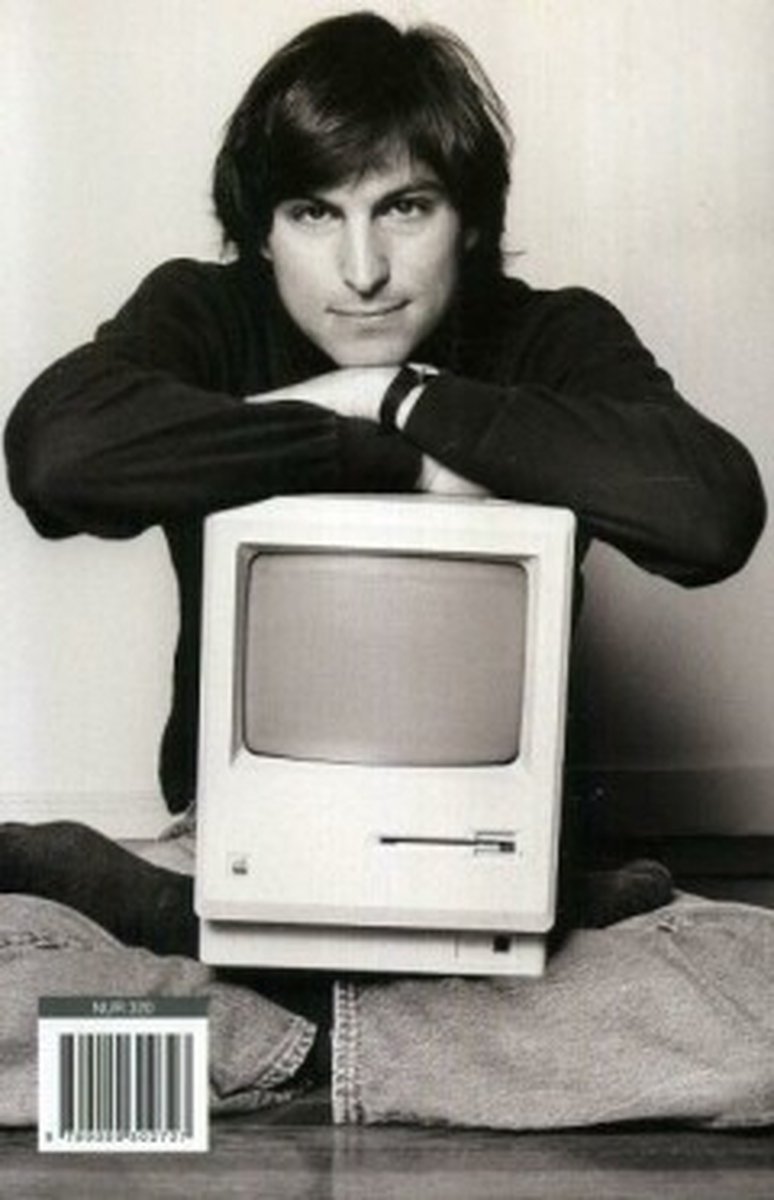 Steve Jobs met zijn armen over een Macintosh computer.
