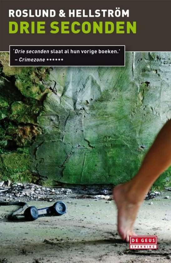 Boek 'Drie seconden' met groene, verweerde muur, voet en telefoon. Tekst: Roslund & Hellström, Drie seconden. 'Drie seconden slaat al hun vorige boeken.' - Crimezone *****.