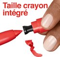 Een rode lippenstift met de punt aangescherpt door de ingebouwde puntenslijper. Tekst: 'Taille crayon intégré'.