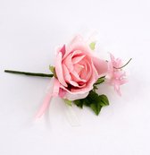 Een roze textiel roos met strik. Handig is het groene ijzerdraadje waarmee de roos eventueel gemakkelijk ergens aan kan worden vastgemaakt. Ook heel leuk om toe te voegen als decor