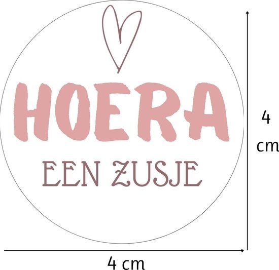 Ronde sticker, 40mm, met 'HOERA EEN ZUSJE' in roze letters op witte achtergrond. Hartje boven de tekst.