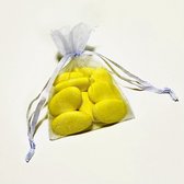 10 witte organzazakjes met gele chocolade doopsuikers
