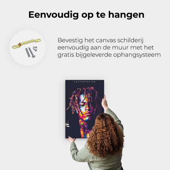 Vrouw hangt canvas met portret van XXXTentacion in abstracte, kleurrijke stijl op.