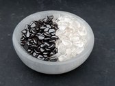 Oplaad (Bergkristal) en ontlaad (Hematiet) edelstenen mix in seleniet schaaltje