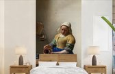 Behang - Fotobehang Het melkmeisje - Vermeer - Oude meesters - Breedte 120 cm x hoogte 240 cm