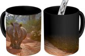 Magische Mok - Foto op Warmte Mok - Neushoorn loopt door het Krugerpark, Zuid-Afrika - 350 ML - Uitdeelcadeautjes