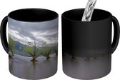 Magische Mok - Foto op Warmte Mok - bomen in het Wakatipu meer - 350 ML - Uitdeelcadeautjes