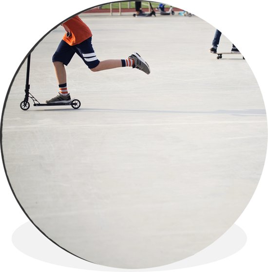 WallCircle - Wandcirkel - Muurcirkel - Tieners aan het steppen in een skatepark - Aluminium - Dibond - ⌀ 60 cm - Binnen en Buiten