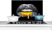 Spatscherm keuken 70x50 cm - Kookplaat achterwand Lippen - Geld - Zwart Wit - Muurbeschermer - Spatwand fornuis - Hoogwaardig aluminium