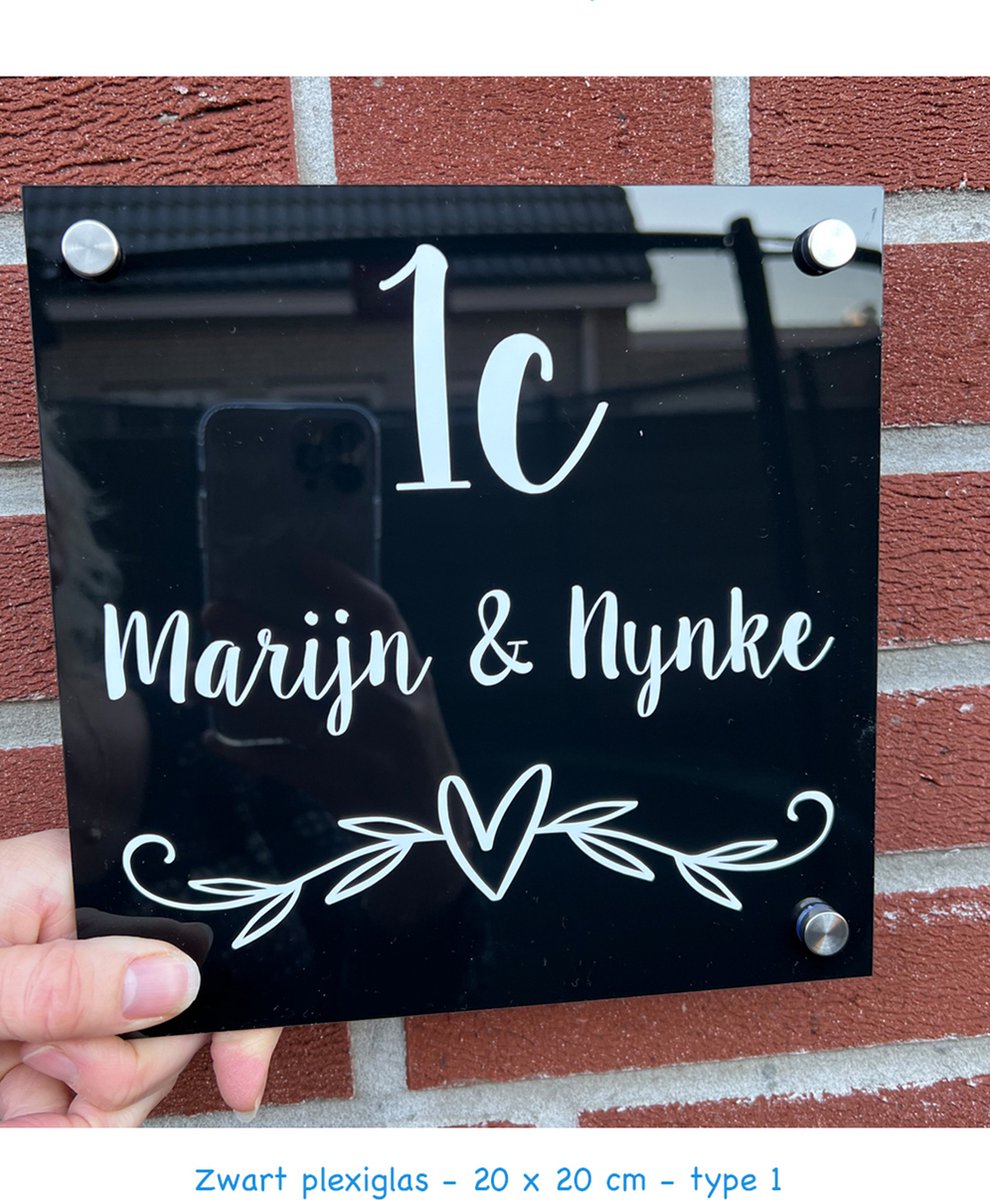 Naambord - zwart plexiglas - 20 cm x 20 cm - compleet pakket - witte opdruk - gepersonaliseerd
