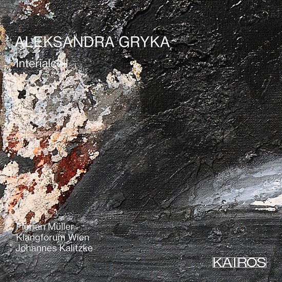 Abstracte textuur van zwart, grijs, wit en rood met de tekst 'ALEKSANDRA GRYKA' en 'Interialcell'.