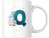 Kerst Mok met afbeelding: Snowman Gnome - Blauw - Letter Q | Kerst Decoratie | Kerst Versiering | Grappige Cadeaus | Koffiemok | Koffiebeker | Theemok | Theebeker