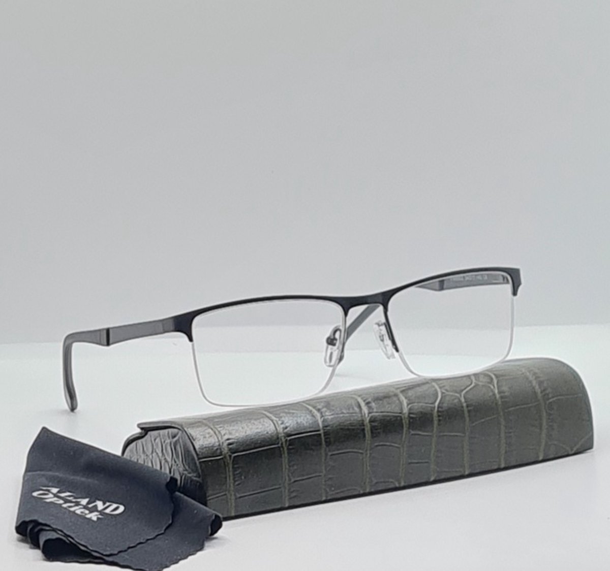 Unisex bril +2.0 / Leesbril op sterkte +2,0 / zwart / FM 8902 C6 / Leuke trendy unisex halfbril van metalen frame met stijlvolle brillenkoker en microvezeldoekje / metalen veerscharnier / lunette de lecture +2,0 / Aland optiek