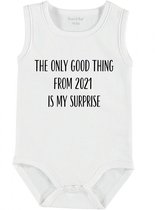 Baby Rompertje met tekst 'the only good thing from 2021 is my suprise' | mouwloos l | wit zwart | maat 62/68 | cadeau | Kraamcadeau | Kraamkado