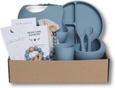 Kids Cultures - Giftbox L - Baby Geschenkset, Kraampakket, Babyshower, Kraammand - Kraamcadeau Jongen & Meisje - Siliconen Kinderservies, Slab, Bijtring en Wenskaarten - Blauw