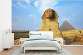 Behang - Fotobehang De Sfinx van Gizeh voor de pyramide's in Egypte - Breedte 375 cm x hoogte 280 cm