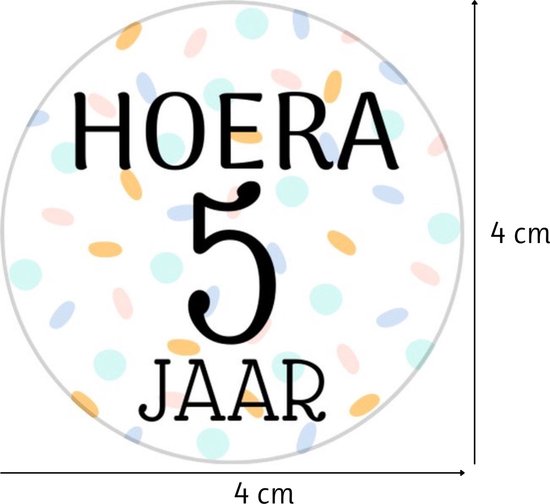 Ronde sticker, 4x4cm, met "HOERA 5 JAAR". Pastelkleurige confetti op witte achtergrond.