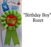 Birthday Boy Rozet - Broche - Sierspeld - Sierpin - Verjaardag Sierpin - Cadeau Geschenk - Rozet "Birthday Boy" - Hiep Hiep Hoera - Feestartikel - Feestdecoratie - Kinderfeest -  16 x 9 cm - 1 stuk