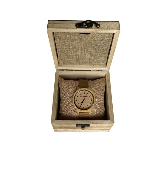 Une montre bambou femme brun clair avec un bracelet en cuir écru, présentée dans une boîte de rangement en bois.