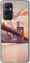 Geschikt voor OnePlus 9 Pro hoesje - Brooklyn Brug en de skyline van New York tijdens zonsondergang - Siliconen Telefoonhoesje