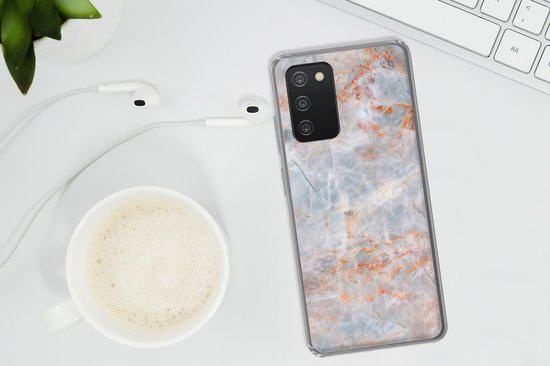 Telefoonhoesje met marmerprint in grijs, wit en oranje tinten, naast oordopjes en een kopje koffie.