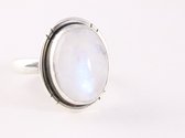 Ovale zilveren ring met regenboog maansteen - maat 17.5