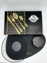 Maison Extravagante - Luxe geschenkset tafelen - Nordic Black XL editie - 6 persoons tafelen - Bestekset ROMA goud - 6x Placemat zwart - Fruitschaal zwart - 8x Keramische onderzett