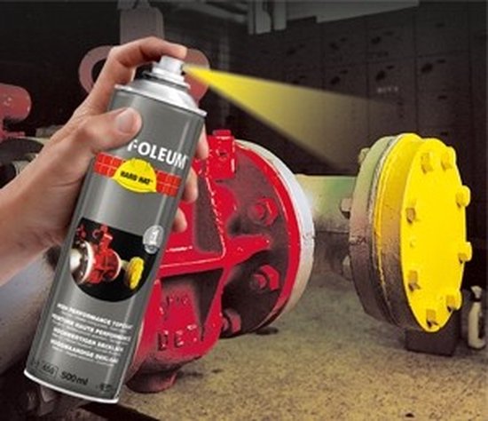 Hand spuit met grijze 'FOLEUM HARD HAT' spuitbus, spuit gele verf op metalen klep.