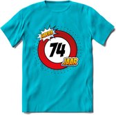 74 Jaar Hoera Verkeersbord T-Shirt | Grappig Verjaardag Cadeau | Dames - Heren | - Blauw - XL