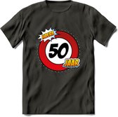 50 Jaar Hoera Verkeersbord T-Shirt | Grappig Abraham Verjaardag Cadeau | Dames - Heren | - Donker Grijs - 3XL