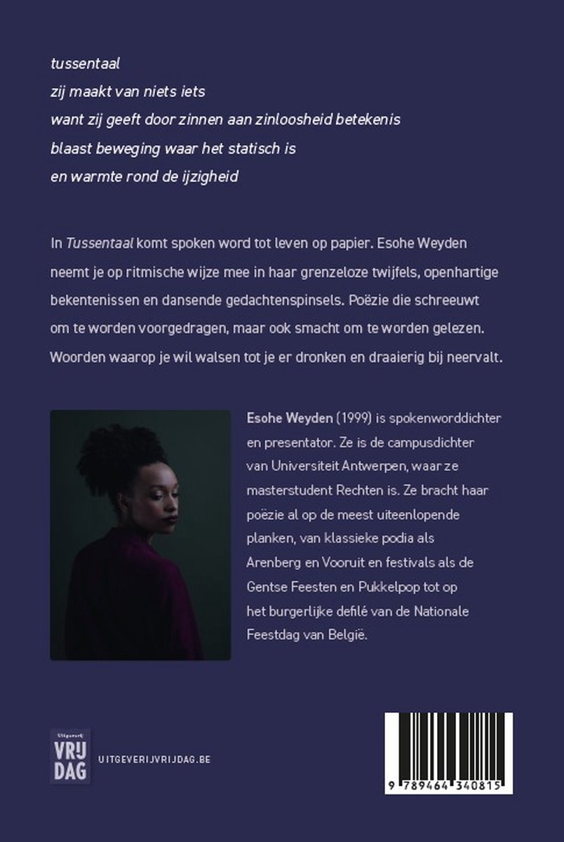 Vrouw met afro-kapsel in zwart leren jack, staat op podium. Tekst en informatie over Tussentaal en Esohe Weyden.
