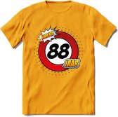 88 Jaar Hoera Verkeersbord T-Shirt | Grappig Verjaardag Cadeau | Dames - Heren | - Geel - XL