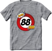 88 Jaar Hoera Verkeersbord T-Shirt | Grappig Verjaardag Cadeau | Dames - Heren | - Donker Grijs - Gemaleerd - L