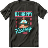 Be Happy Go Fishing - Vissen T-Shirt | Blauw | Grappig Verjaardag Vis Hobby Cadeau Shirt | Dames - Heren - Unisex | Tshirt Hengelsport Kleding Kado - Donker Grijs - S