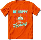 Be Happy Go Fishing - Vissen T-Shirt | Blauw | Grappig Verjaardag Vis Hobby Cadeau Shirt | Dames - Heren - Unisex | Tshirt Hengelsport Kleding Kado - Oranje - M