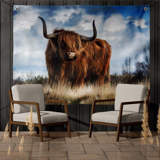 Tuindoek met een Schotse hooglander in het bos - 170x125 cm - Tuinposter - Tuinposter - Tuinposter xxl – Tuinposter buiten met een bos, bomen en heide in de natuurxxl