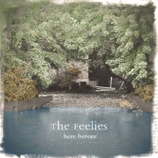 Albumhoes van The Feelies - Here Before. Een verweerde foto van een stenen muur, begroeid met groen, met een grijze waterpartij op de voorgrond.