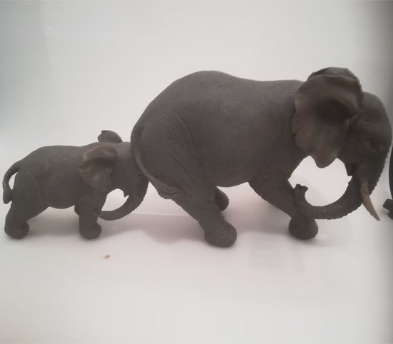 Maddeco - beeldje polystone - Olifant wordt vooruit geduwd door jong