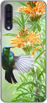 Geschikt voor Samsung Galaxy A50 hoesje - Close-up van een kleurrijke vogel naast planten met oranje bloemen - Siliconen Telefoonhoesje