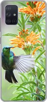 Geschikt voor Samsung Galaxy A71 hoesje - Close-up van een kleurrijke vogel naast planten met oranje bloemen - Siliconen Telefoonhoesje