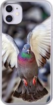 Geschikt voor iPhone 11 hoesje - Close-up van een opvliegende duif - Siliconen Telefoonhoesje