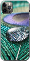 iPhone 12 Pro Max hoesje - Close-up van een waterdruppel op de veer van een pauw - Siliconen Telefoonhoesje