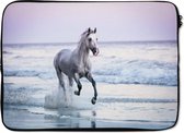 Laptophoes 14 inch 36x26 cm - Paarden - Macbook & Laptop sleeve Paard op het strand tijdens zonsondergang - Laptop hoes met foto